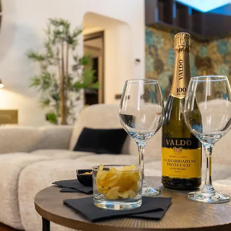 Gabriels Colosseum Luxury Apartament *
